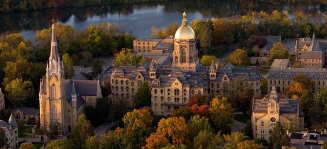 Trường Đại học Notre Dame ở Idaho, Mỹ được đánh giá là một trong những  trường đại học có kiến trúc đẹp nhất thế giới. Thoạt nhìn bên ngoài, ngôi trường như một tòa lâu đài bề thế.